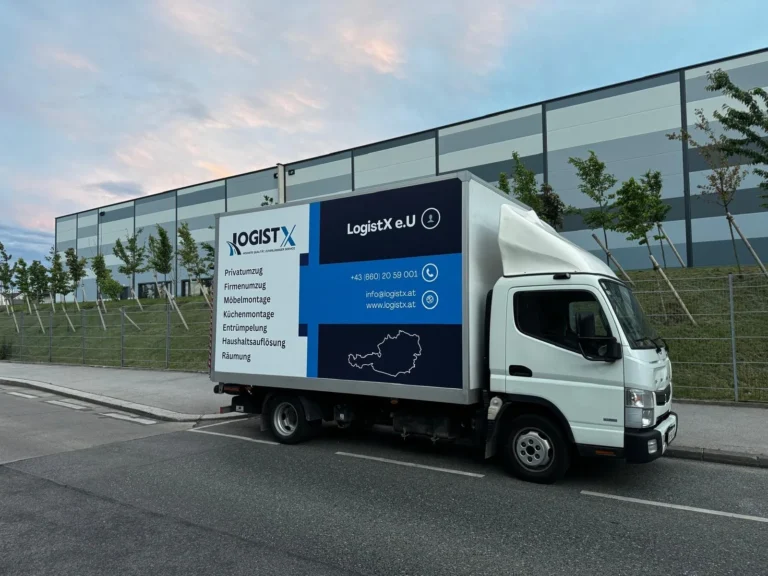 LogistX-Lkw vor einem Gebäude
