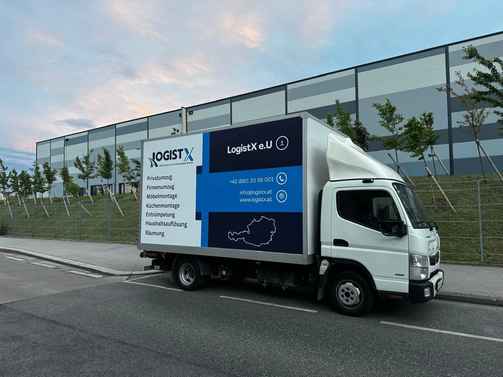 LogistX-Lkw vor einem Gebäude