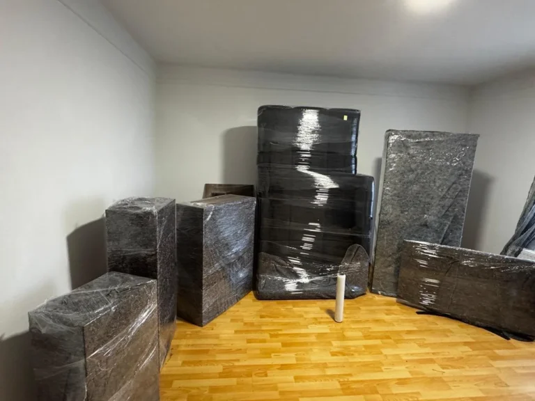 Mehrere verpackte Möbel auf einem Holzboden